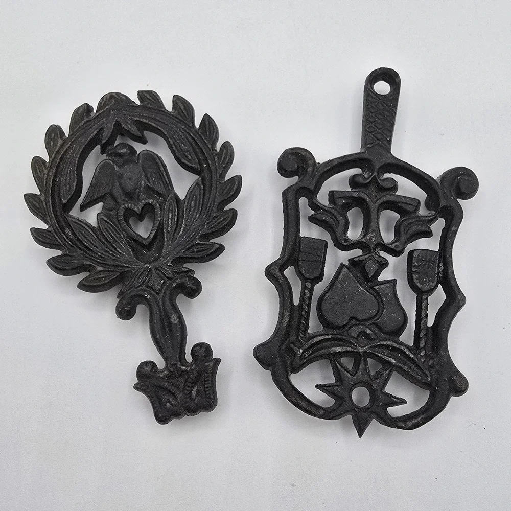 Vtg set of‎ 2 Mini Small cast iron trivets 4.5 inch Eagle Hearts